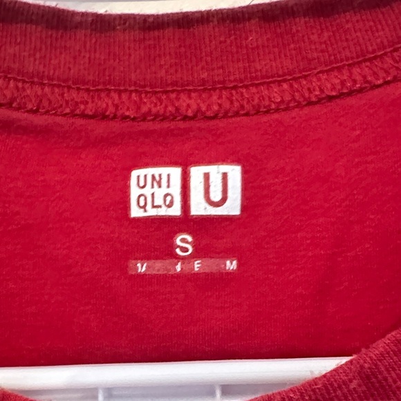 Basic Red Uniqlo T-Shirt - Picture 2 of 4